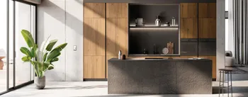 Elegante Küche mit dunkler Insel und hochwertigen Holzfronten. Modernes Küchendesign mit offenen Regalen, stilvoller Beleuchtung und großem Fenster für lichtdurchflutetes, minimalistisches Wohnen.